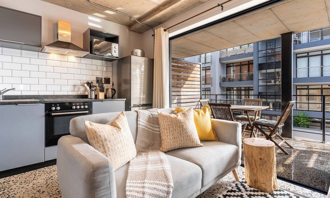 West Beach Apartment | Modern Retreat | 5 Min Walk to Blouberg Beach