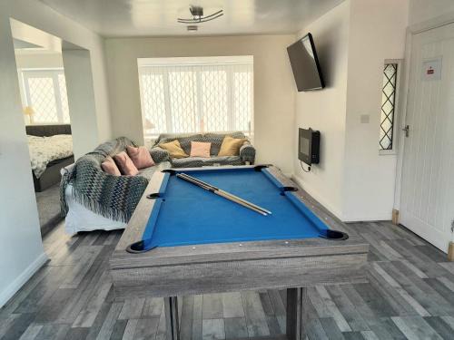 Winshill Apartment | Modern Retreat Near Town & Nature with Stunning Views Entertainment and Parking