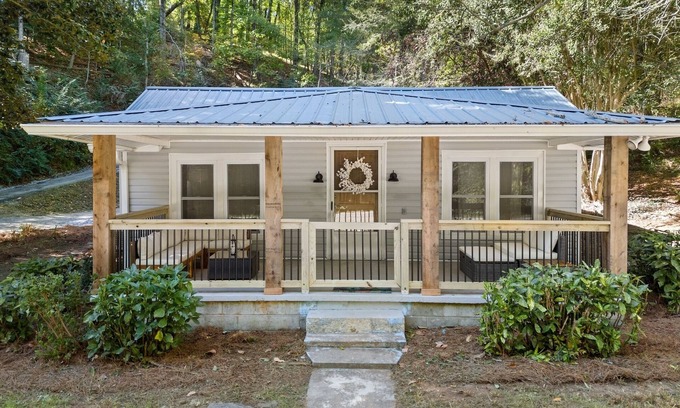 Murrayville House | Modern Retreat- Hollywood 50s Lounge & Billiards
