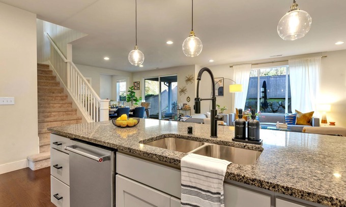 Sammamish House | Modern Retreat near the Lake