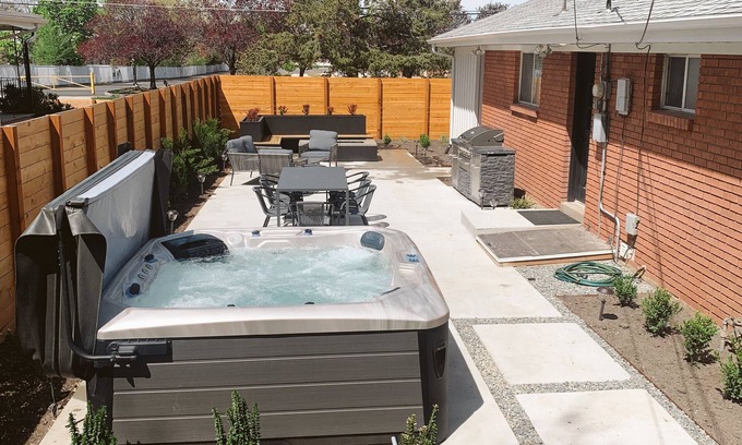 North Salt Lake House | Modern Retreat House Ski Snowboard Hot Tub Firepit BBQ