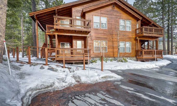 Truckee Condo | Modern retreat w/wooden touches, shared hot tub, pool, sauna, basket & tennis