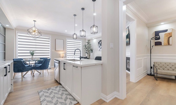 Brampton House | Modern Retreat with Loft & Spa-Like Jacuzzi Tub