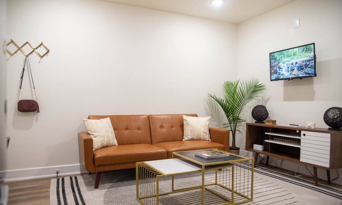 Old East Dallas Apartment | Modern-Retro Boutique Style Suite Near Lower Greenville & Downtown