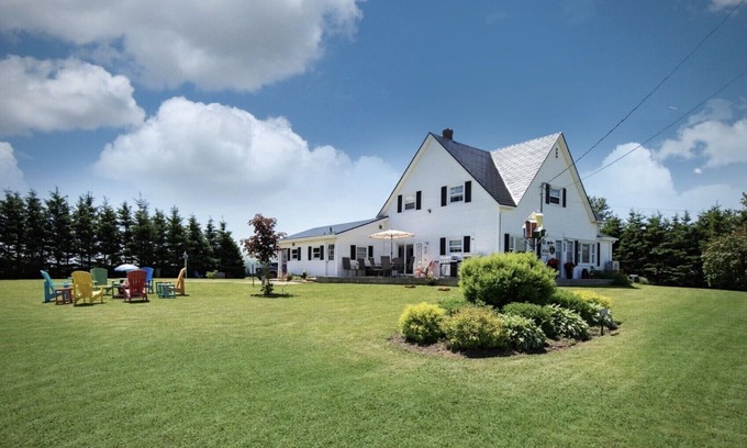 Queens County House | Modern & Retro Charm: 9 mins to YYG 15 min to DT 4BR King bed A/C PEI
