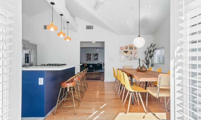 Hillcrest House | Modern Retro: Close to DT, Zoo, Sea world, Airport with Parking, Hot Tub