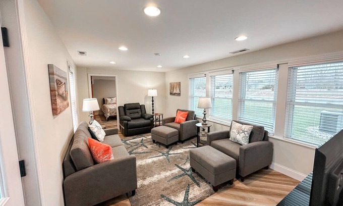 Bay City Apartment | Modern Riverbend Suites 1BR