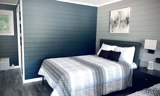 Roscommon Apartment | Modern Room 9-Newly Renovated