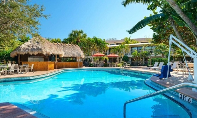 Moorings Hotel | Modern Room Close to Naples Botanical Garden – 5 Miles