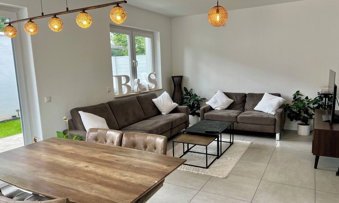 Biesdorf House | Modern Room in House w/Pool & Backyard. Easy & quick access to City Center