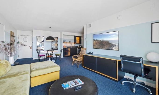 Venice Hotel | Modern Room in Venice Beach | Balcony | Rooftop | Free Breakfast