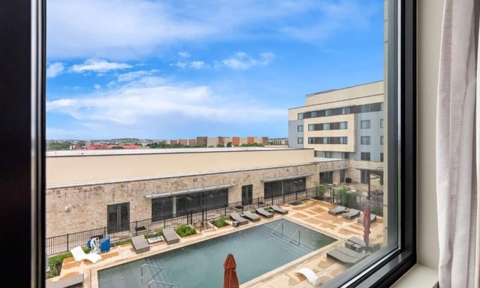 Bee Cave Hotel | Modern Room w/Scenic Rooftop Dining, Cozy Atmosphere, & Outdoor Pool