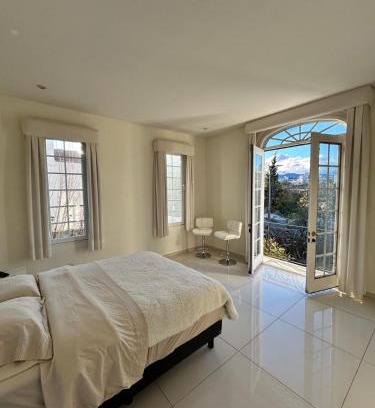Bosques de las Lomas House | Modern room with balcony