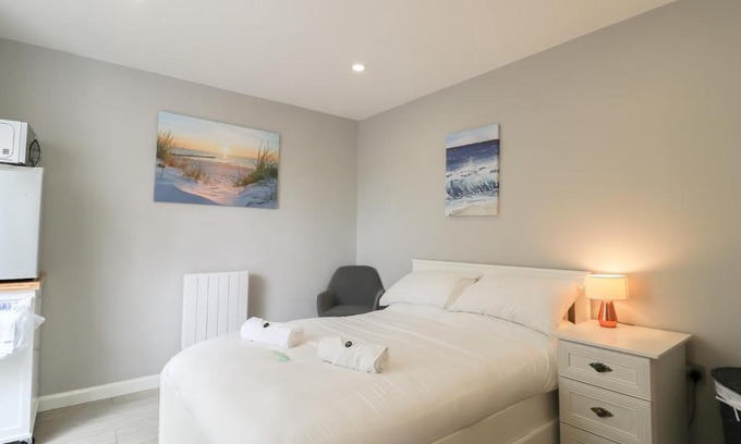 Newcastle-upon-Tyne House | Modern Room with Private Outdoor space Pass The Keys
