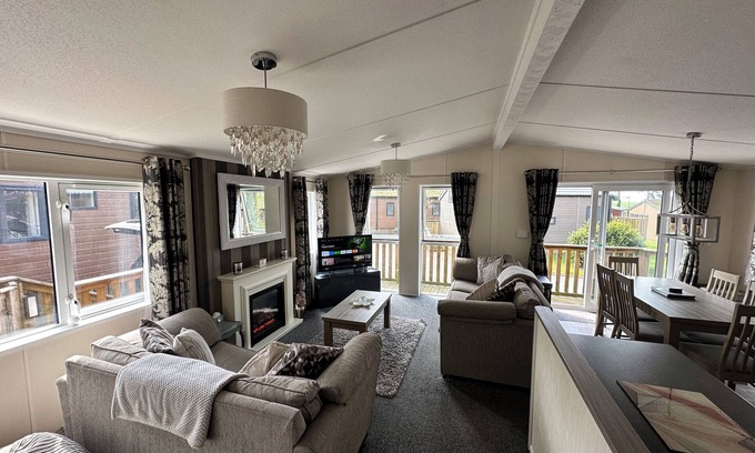 Torthorwald Cabin | Modern rural lodge close to Dumfries
