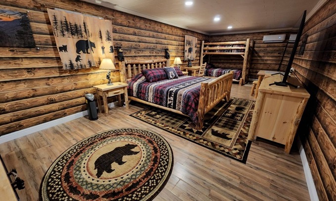 Rocky Grove Apartment | Modern & Rustic Apt (3beds) Across From Natl Park!