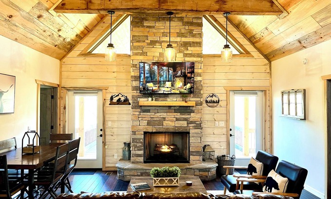 Walnut Mountain Cabin | Modern Rustic Farmhouse Cabin – Newer Build, Family-Friendly!