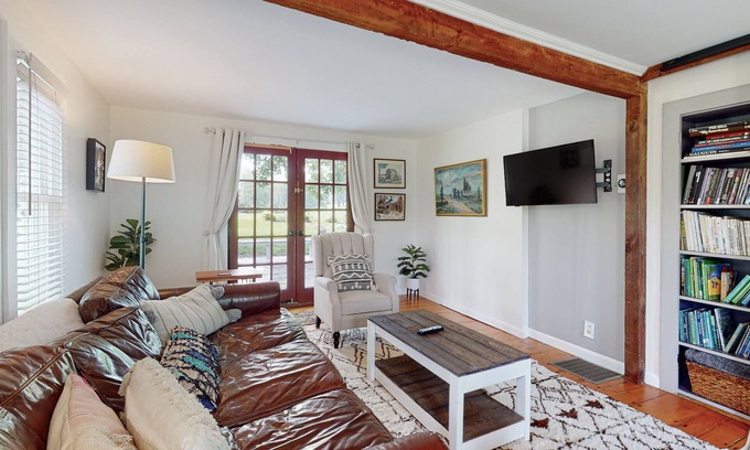 Moscow House | Modern Rustic Farmhouse with Fast WiFi, Fireplace, & Mountain View - Near Skiing