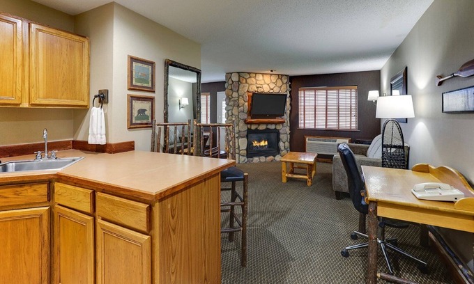 Peoria Hotel | Modern Rustic Inn - Greater Comfort Unlike the Rest; Near Scenic Water