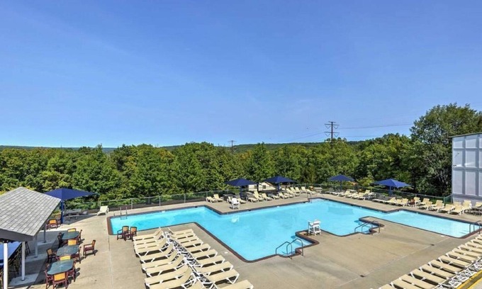 Bushkill House | Modern Rustic Lodge! 2 min. walk to Ski Slopes, 6 TVs, Linens, WiFi, A/C,FirePit