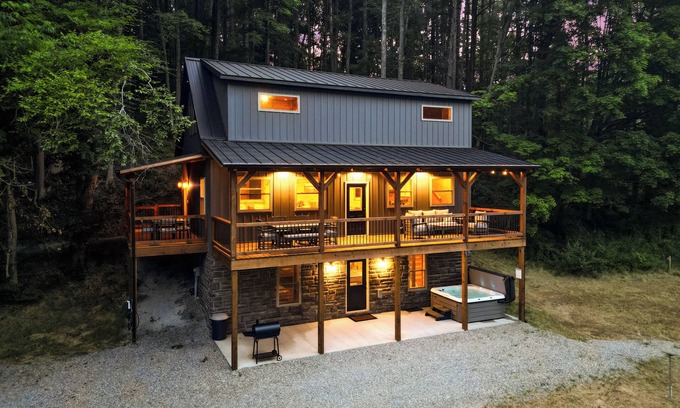 McArthur Cabin | Modern Rustic Retreat ~Newly Built Cabin w/EV charger, only 6mi to Ash Cave
