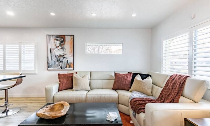 People's Freeway Apartment | Modern Rustic Stay | Hot Tub | Downtown