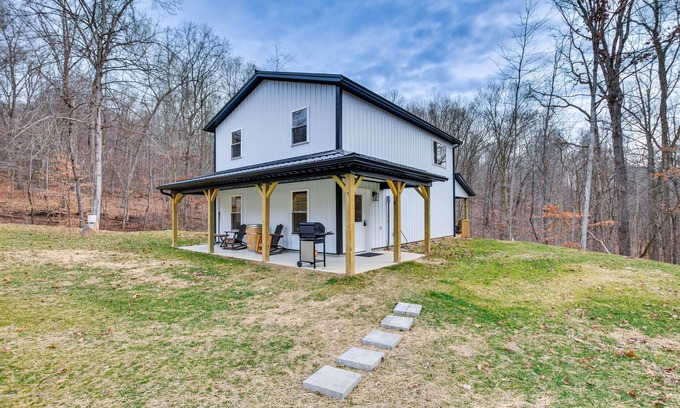 Wolf Run Cabin | Modern Salineville Cabin on 13 Acres w/Fire Pit!