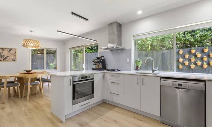 Greenlane - Ellerslie House | Modern Sanctuary on the reserve