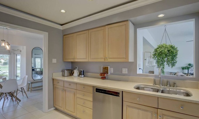 South Gate Ridge House | Modern Sarasota Lakefront Retreat – 6 Miles to Siesta Key & Downtown
