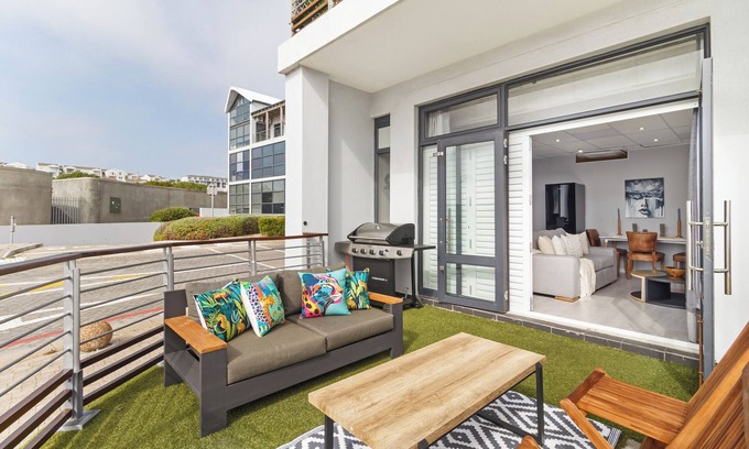 Big Bay Apartment | Modern Seaside Apartment with Beach Access