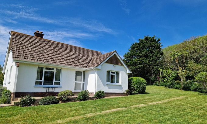 Croyde House | Modern Seaside Cottage- short walk to beach