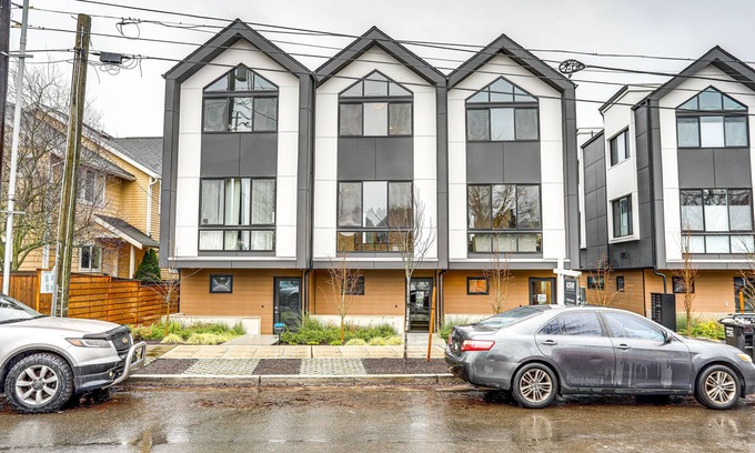 Brighton House | Modern Seattle Townhome: Walk to Light Rail!