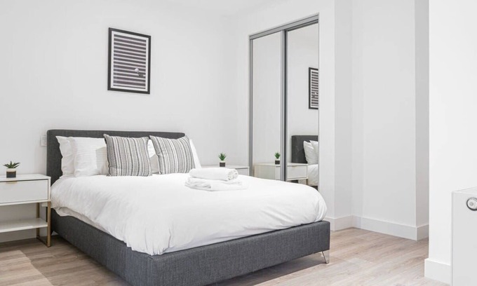 Barnt Green Apartment | Modern Solihull Studio Apartment with Free Parking & Kitchen