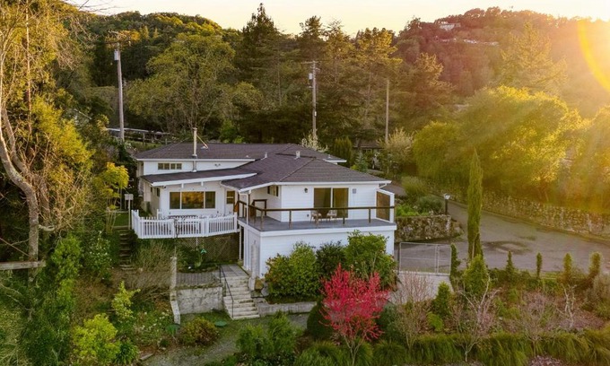 Santa Rosa House | Modern Sonoma Stay w Spacious Deck Views Prime Location Bennett