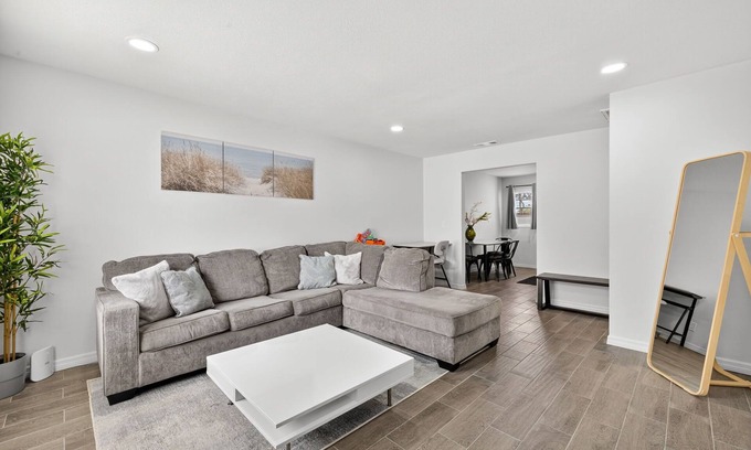 Sun Bay South Apartment | Modern South Tampa Retreat Near Beaches, Dining & Airport