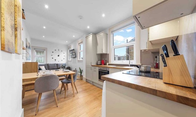 Mortlake Apartment | Modern Spacious 1 Bed Flat near Richmond Park and River Thames