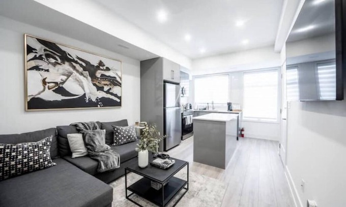 Niagara Falls House | Modern/spacious 2-story 2-bedrm townhome/rooftop patio. Near all things Niagara!