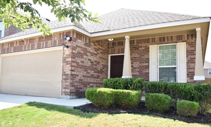 San Antonio House | Modern, spacious 3 bedroom family home with hot tub