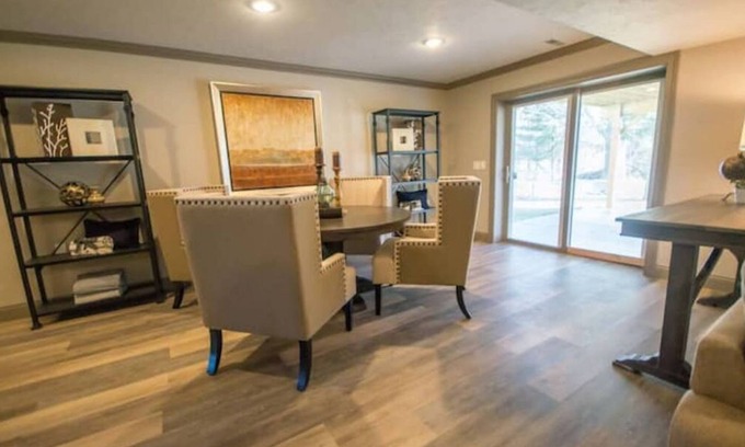 Orange Prairie House | Modern Spacious 4 Bdrm 3.5 bath