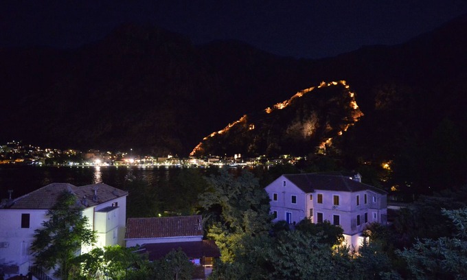 Skaljari Apartment | Modern, spacious apartment near the Old town with a beautiful view