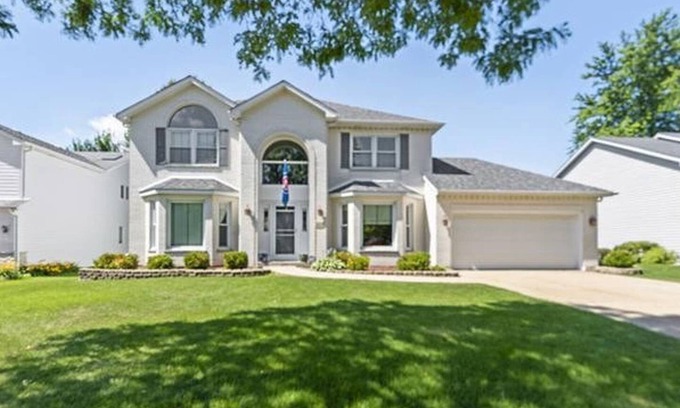 Bolingbrook House | Modern, Spacious, & Convenient 4 BR/3.5 BA Home minutes from golf & shopping