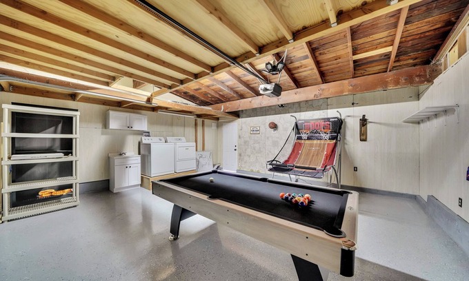 Northwest Anaheim House | Modern Spacious Disney Arcade Pool House