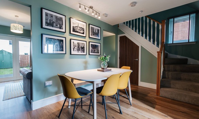 Polmadie House | Modern Spacious Family Home. Short walk to City Centre