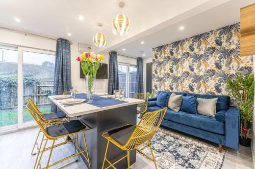 Wyken House | Modern & Spacious 4 Bedroom Home in Coventry
