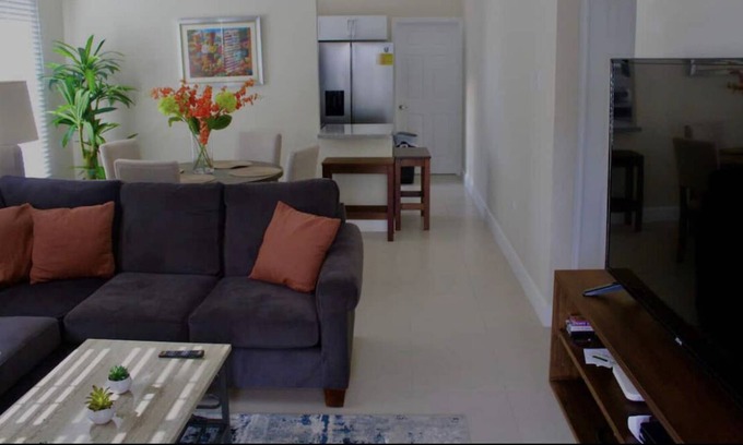 Lucea House | Modern Spacious Holiday Home 5 mins from beach!