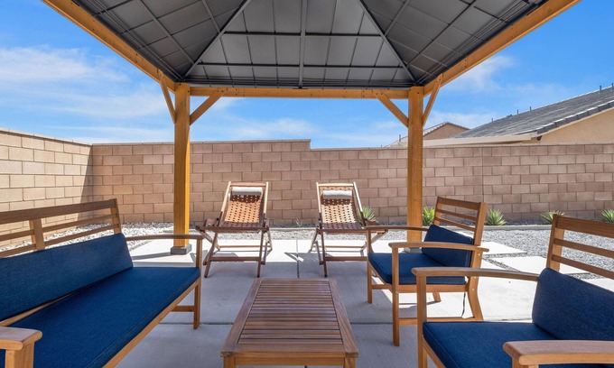 Victorville House | Modern spacious home w/backyard for families and pets