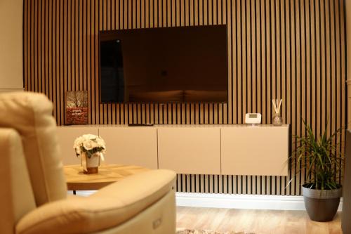 Oldham House | Modern, Spacious Home Near Manchester - Perfect for Families group