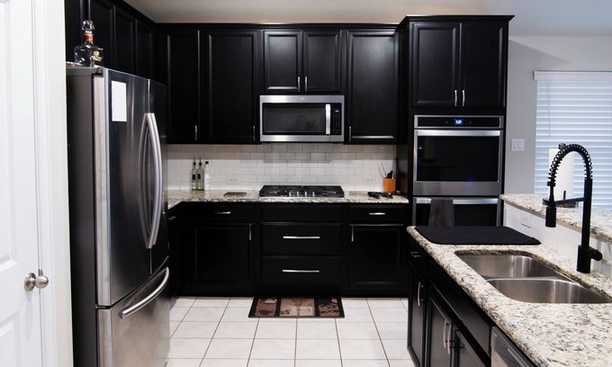 Aubrey House | Modern, spacious home w/keyless entry!