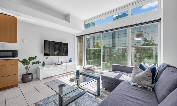 Gastown Apartment | Modern Spacious Loft-Suite in Downtown Vancouver /Free Parking