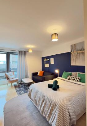 East Acton Apartment | Modern spacious Studio opposite station II